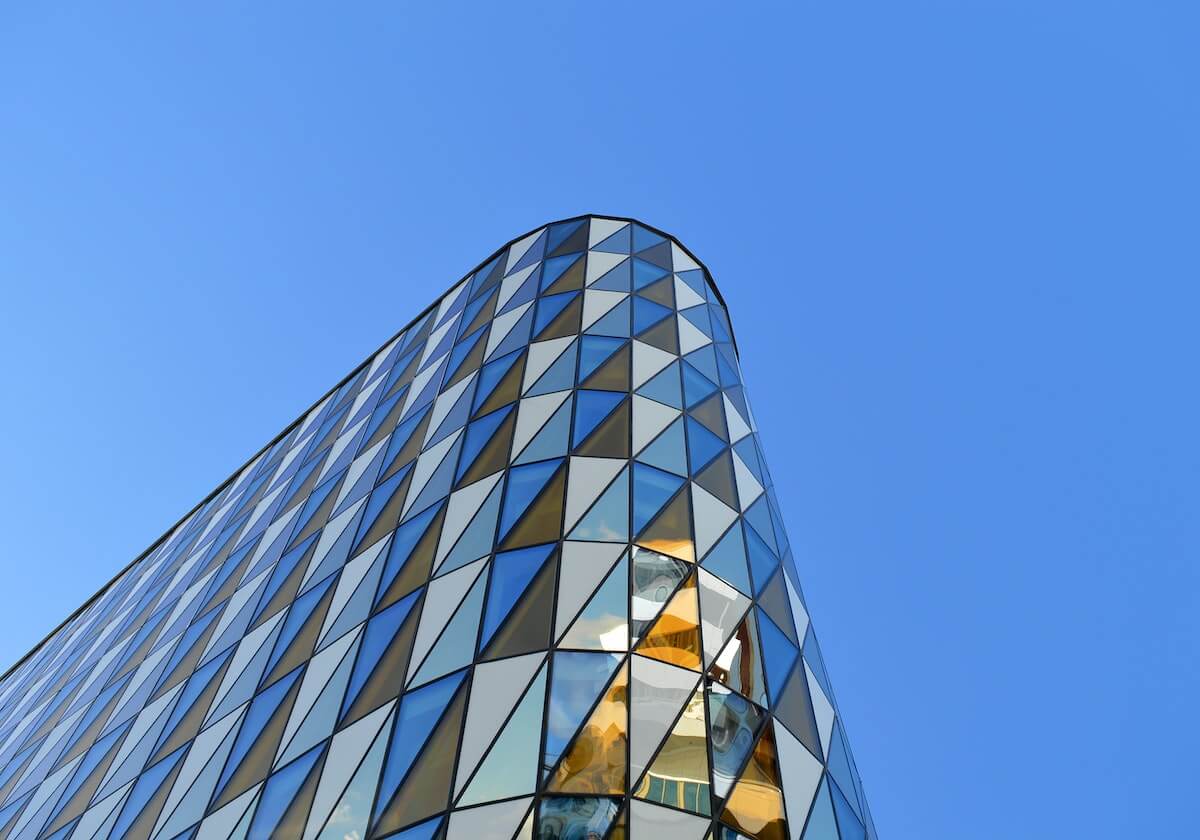 华体会官网-在水晶宫球员和裁判争论判点时，B费派梅努去偷亨德森手上的球